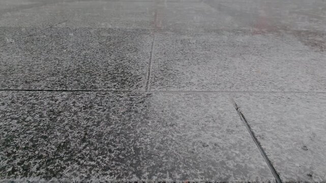 地面に大雨が降る様子　スローモーション