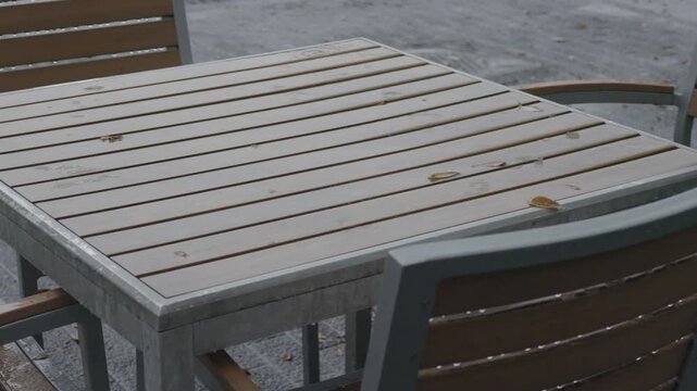 木製の机の上に雨粒が落ちる様子　雨　スローモーション