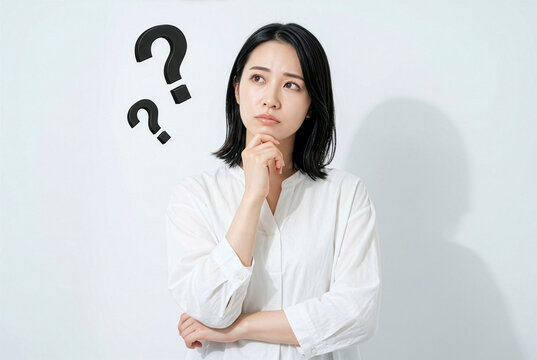 3D疑問符が表現された考える日本人女性｜悩む女性や迷いを表現するシーン