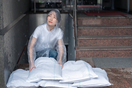 土嚢を積む女性