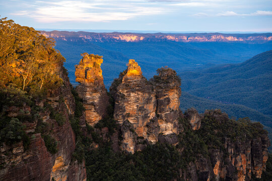 Three Sisters sandstone formation rises above Jamison Valley in the Blue Mountains at Katoomba, New South Wales, Australia.