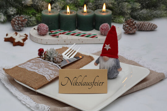  Festlicher Tischschmuck zur Nikolausfeier mit Adventskranz, Wichtel und Platzkarte im rustikalen Landhausstil.