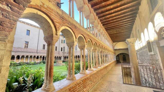 Chiostro dei Canonici