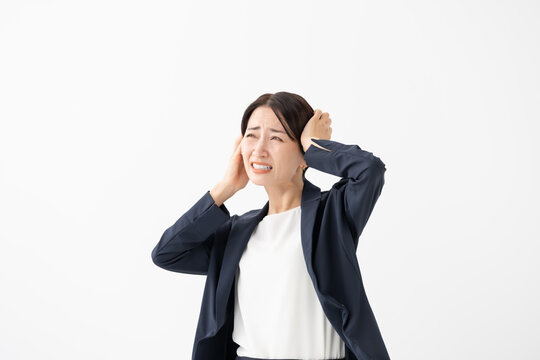 悩む女性