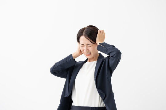 悩む女性