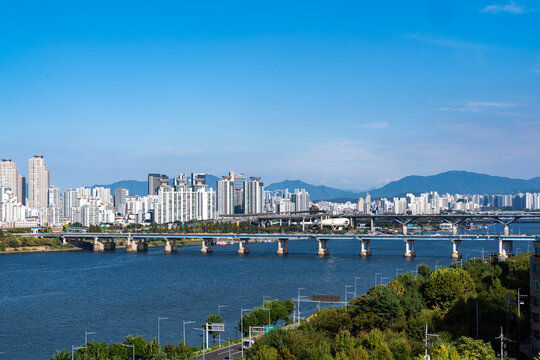 가을 하늘 영동대교와 청담대교 뒤로 보이는 검단산과 예봉산-강남구, 서울, 대한민국