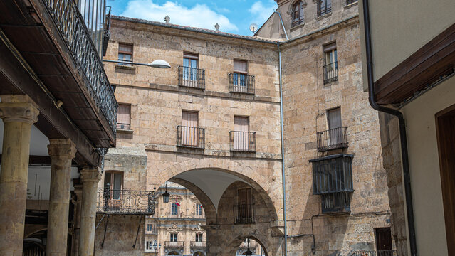 Arco de entrada a la plaza mayor de Salamanca desde la plaza del Corrillo, Espa&ntilde;a