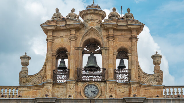 Campanas y reloj en la espada&ntilde;a del ayuntamiento de Salamanca en la plaza mayor, Espa&ntilde;a