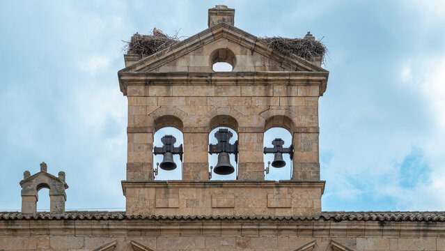 Detalle espada&ntilde;a con tres campanas en el convento de San Esteban en Salamanca, Espa&ntilde;a