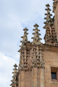 Primer plano chapiteles o agujas g&oacute;ticas en el convento de San Esteban de Salamanca, Espa&ntilde;a