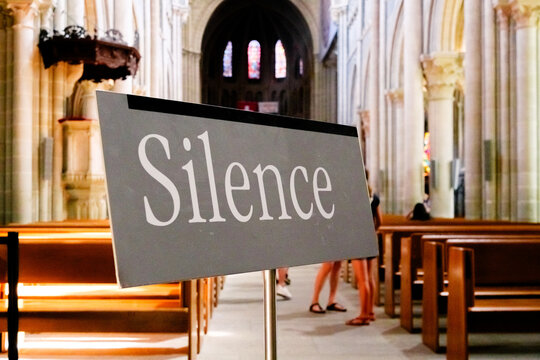 Sign indicating silence in a church interior