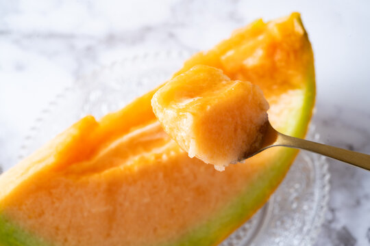 夕張メロン　スプーンですくったところ　melon yubari,hokkaido