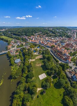 Blick von oben auf das Naabtal rund um den Stadtpark der Stadt Schwandorf im Oberpf&auml;lzer Wald