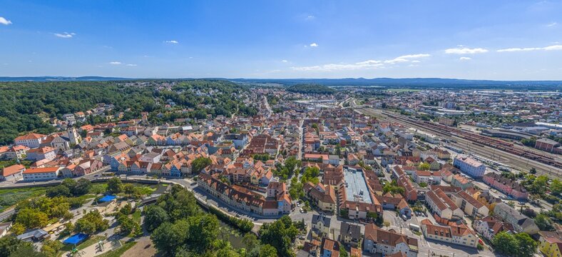 Blick von oben auf das Naabtal rund um den Stadtpark der Stadt Schwandorf im Oberpf&auml;lzer Wald