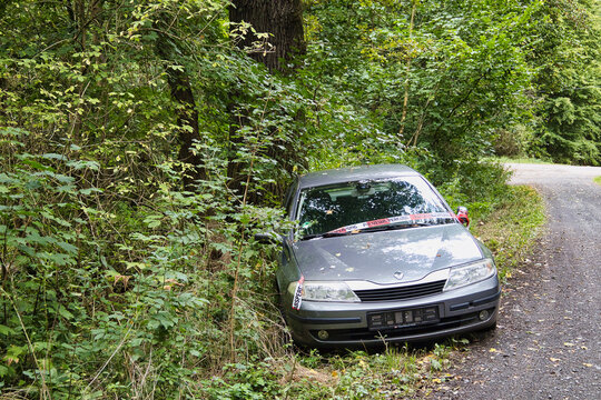 Durch die Polizei sichergestelltes und mit Flatterband abgesperrtes Unfallfahrzeug im Leipziger Auwald nahe der L&uuml;tzschenaer Stra&szlig;e am 21. September 2026, Stadt Leipzig, Sachsen, Deutschland