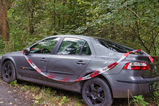 Durch die Polizei sichergestelltes und mit Flatterband abgesperrtes Unfallfahrzeug im Leipziger Auwald nahe der L&uuml;tzschenaer Stra&szlig;e am 21. September 2026, Stadt Leipzig, Sachsen, Deutschland