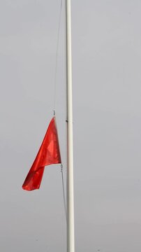 Bandera roja playa subir izar bandera red flag en m&aacute;stil izamiento de alerta, peligro, prohibido ba&ntilde;o riesgo y advertencia visual raise flag on mast