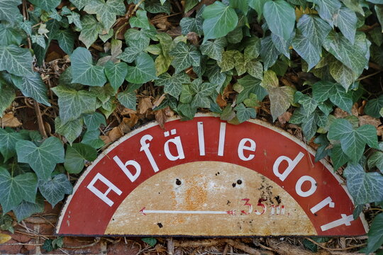 Schild Abf&auml;lle dort