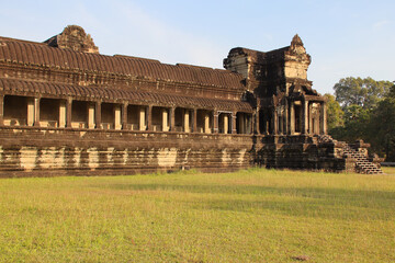 Obraz premium ruined khmer hindu and buddhist temple (angkor vat) in angkor in siem reap in cambodia 