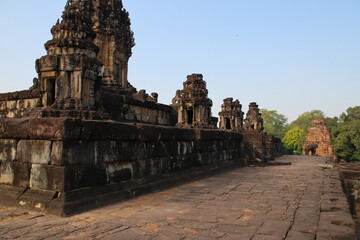 Obraz premium ruined khmer hindu and buddhist temple (bakong) in angkor in siem reap in cambodia 