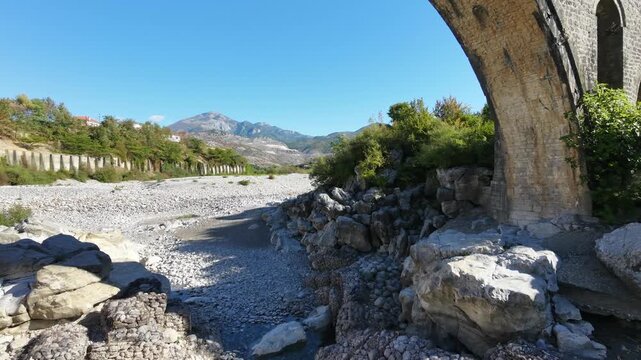 Albanien. Mesi bridge. Shkodra