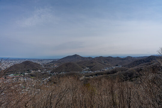 三角山から望む札幌の山並みと市街地