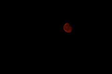 red moon © Seres