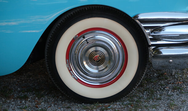 Rad eines historischen Buick Oldtimers aus dem Jahr 1958, verchromte Radkappe mit Buick-Wappen, Weisswandreifen und rotem Felgenbett, Zuerich 27.9.2026