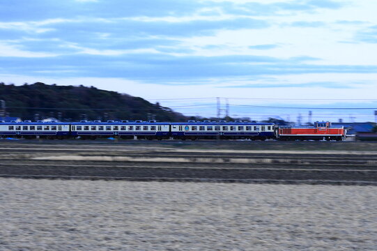夕闇迫る内房線を疾走する臨時列車「おいでよ房総物語」号_2011/2/13撮影