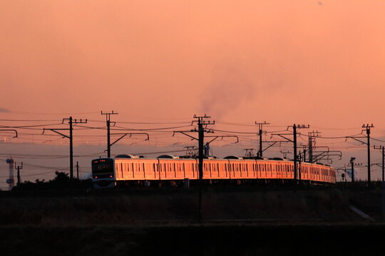 車体を輝かせて夕刻の内房線を疾走する209系電車_2011/2/13撮影