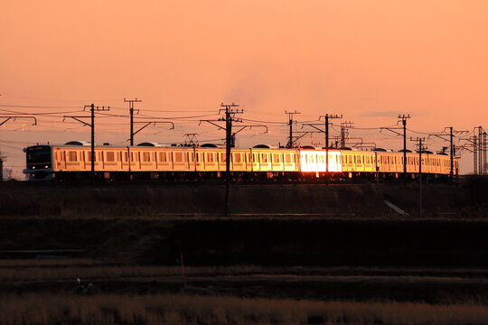 車体を輝かせて夕刻の内房線を疾走する209系電車_2011/2/13撮影