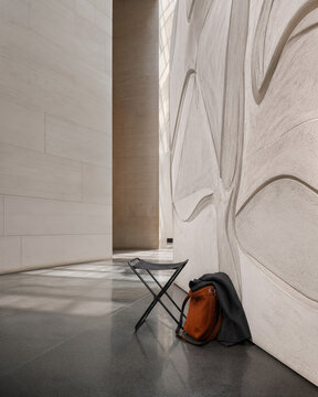 Escapade culturelle au mus&eacute;e avec tabouret de galerie pliant