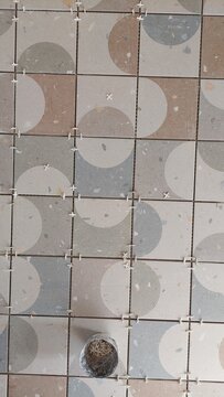 Fliesenlegen mit Fliesenkreuzen in der Draufsicht