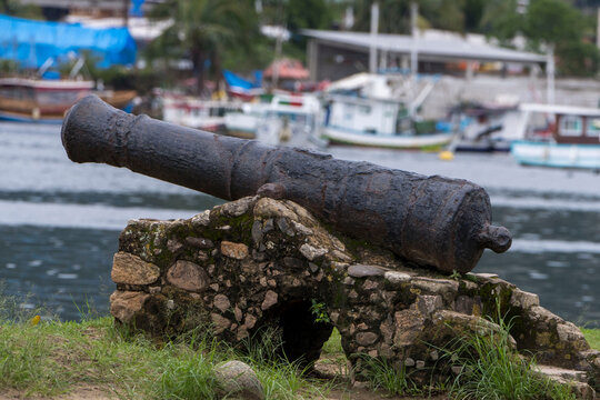 Ca&ntilde;on en el puerto de Paraty