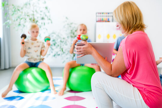 Kids practice mental arithmetic with a digital learning app while performing physical activities, combining calculation, concentration, movement and coordination.