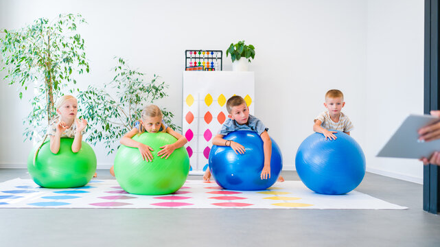 Kids practice mental arithmetic with a digital learning app while performing physical activities, combining calculation, concentration, movement and coordination.