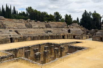 Obraz premium The arena in the amphitheater of Italica, an archaeological site at the outskirts of Seville 