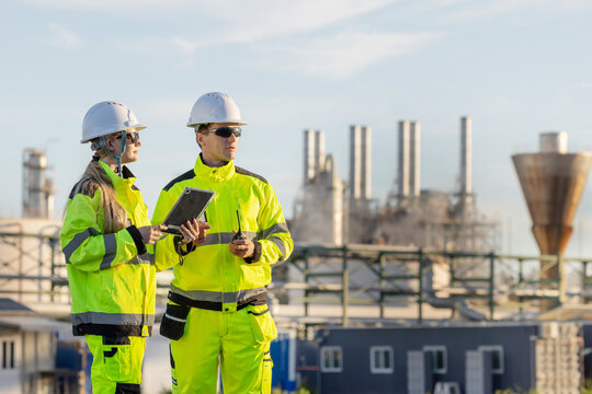 Group of petroleum engineers having a discussion at the site