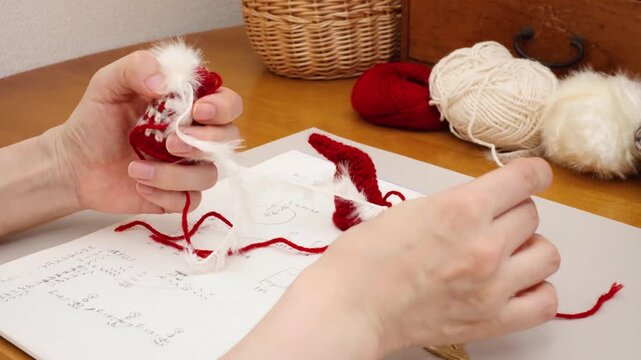 北欧の妖精トムテを毛糸で手作り　ひげを付ける様子