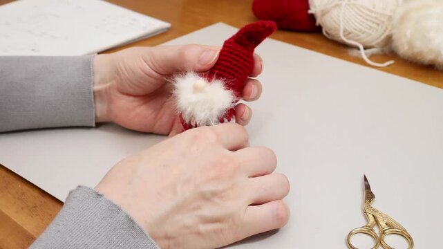北欧の妖精トムテを毛糸で手作り　帽子を縫い付ける様子