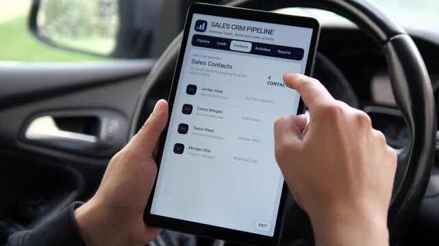 Sales professional reviews active leads and decision-maker contacts in a mobile CRM dashboard, highlighting pipeline management, lead qualification and digital B2B sales workflows.