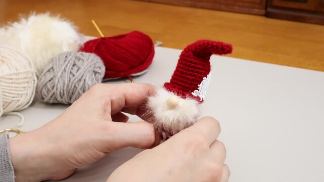 北欧の妖精トムテを毛糸で手作り　完成作品を見ながら楽しむ様子