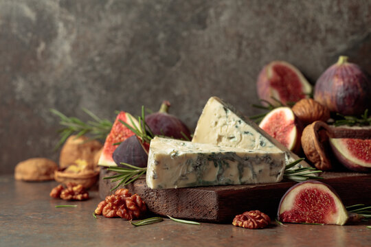 Blue cheese with fresh figs, rosemary, and walnuts.