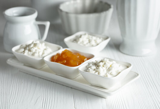 Cottage cheese with cream and yellow jam.