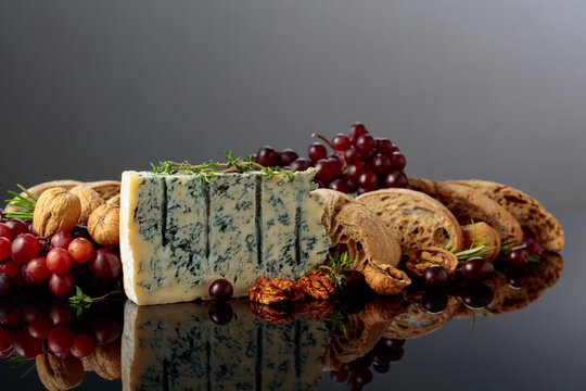 Gorgonzola cheese with ciabatta, walnuts, grapes, and aromatic herbs.