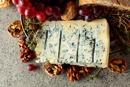 Gorgonzola with ciabatta, walnuts, red grapes, and thyme.