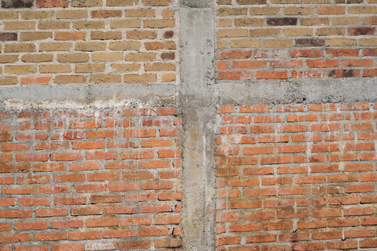 Textura de pared de ladrillo antiguo y concreto, muro r&uacute;stico de construcci&oacute;n con ladrillos expuestos