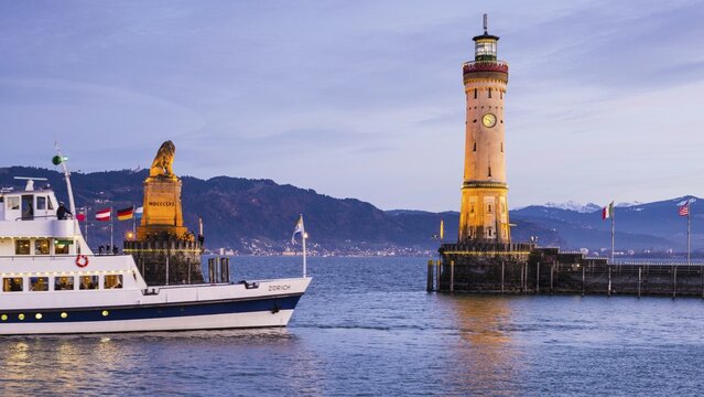 Harbour with lighthouse and Bavarian Lion, Lindau am Lake Constance, Bavaria, Germany