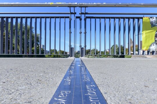 Herdbr&uuml;cke over the Danube, border marker, this is where the border between Bavaria and Baden-W&uuml;rttemberg runs, Neu-Ulm, Ulm, Bavaria, Baden-W&uuml;rttemberg, Germany