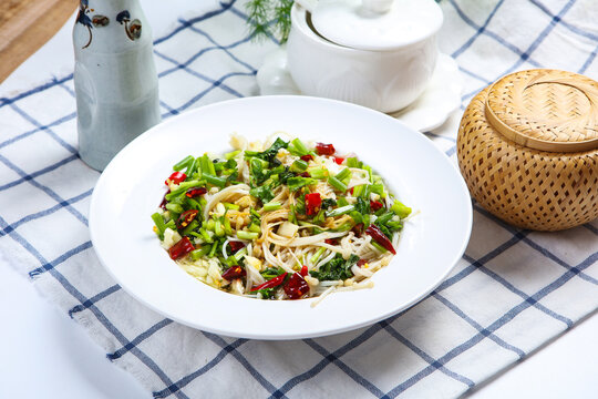 Spicy Cold Enoki Mushroom Salad with Cilantro and Scallion